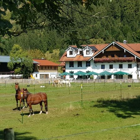 Gutshof Zum Schluxen Apartamento Pinswang Exterior foto