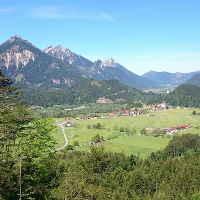 Gutshof Zum Schluxen Apartamento Pinswang Exterior foto