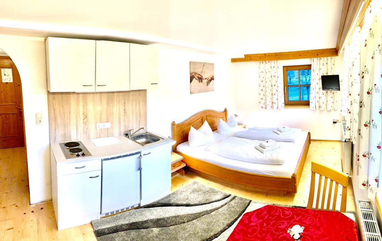 Gutshof Zum Schluxen Apartamento Pinswang Exterior foto