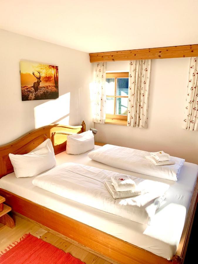 Gutshof Zum Schluxen Apartamento Pinswang Exterior foto