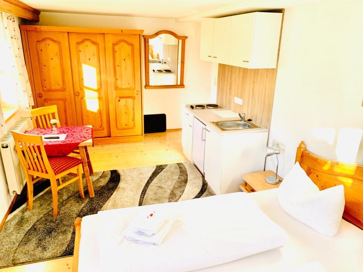 Gutshof Zum Schluxen Apartamento Pinswang Exterior foto