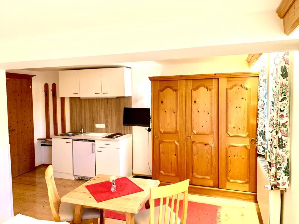 Gutshof Zum Schluxen Apartamento Pinswang Exterior foto